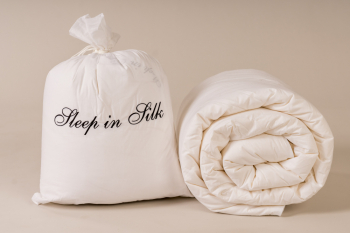 Silkestäcke 150x210 cm 0,6 kg silkevaddfyllning i gruppen Täcken och Kuddar hos Grand Design (129-1_5r)